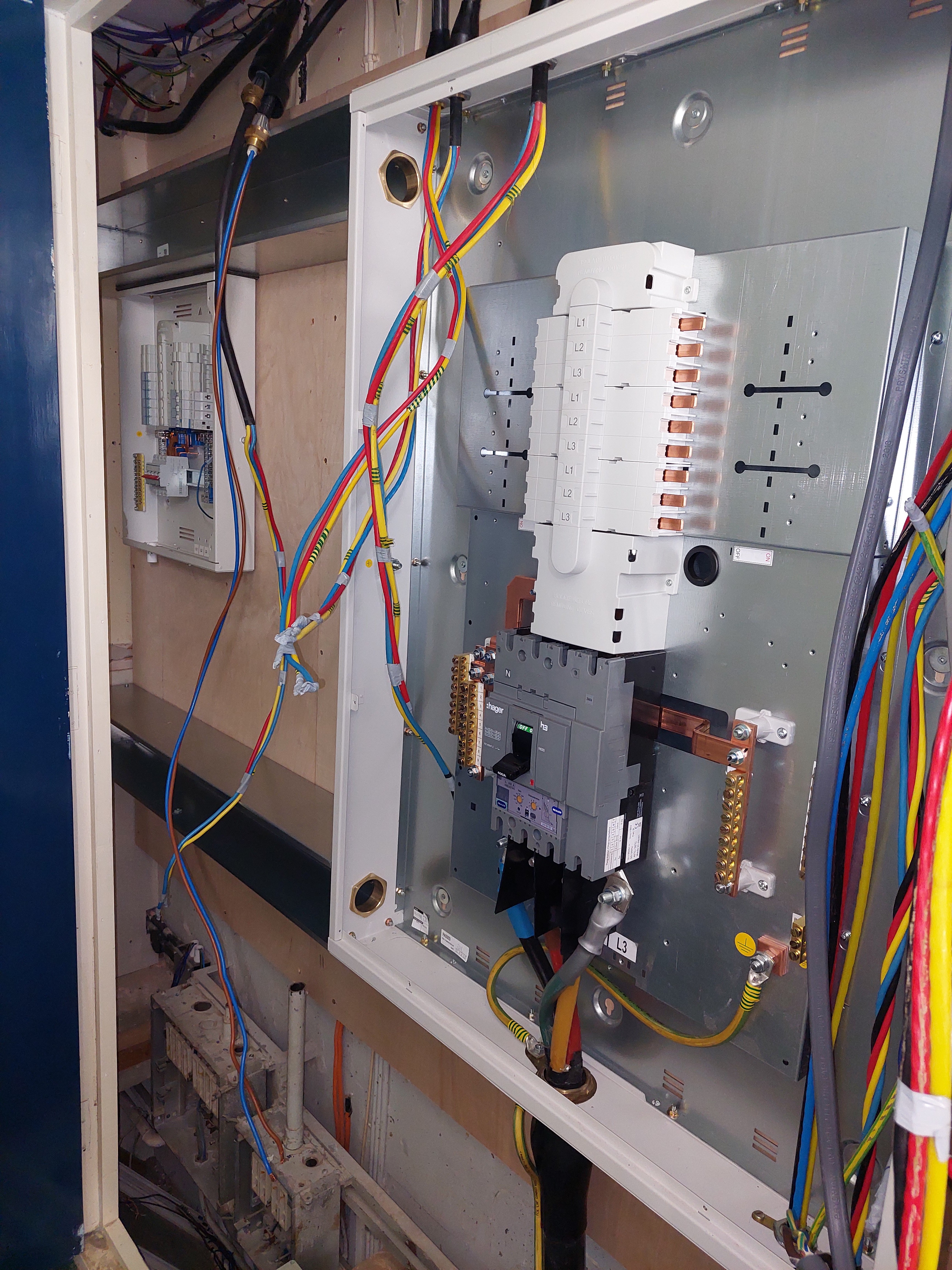 Three-phase commercial distribution board with busbar connections